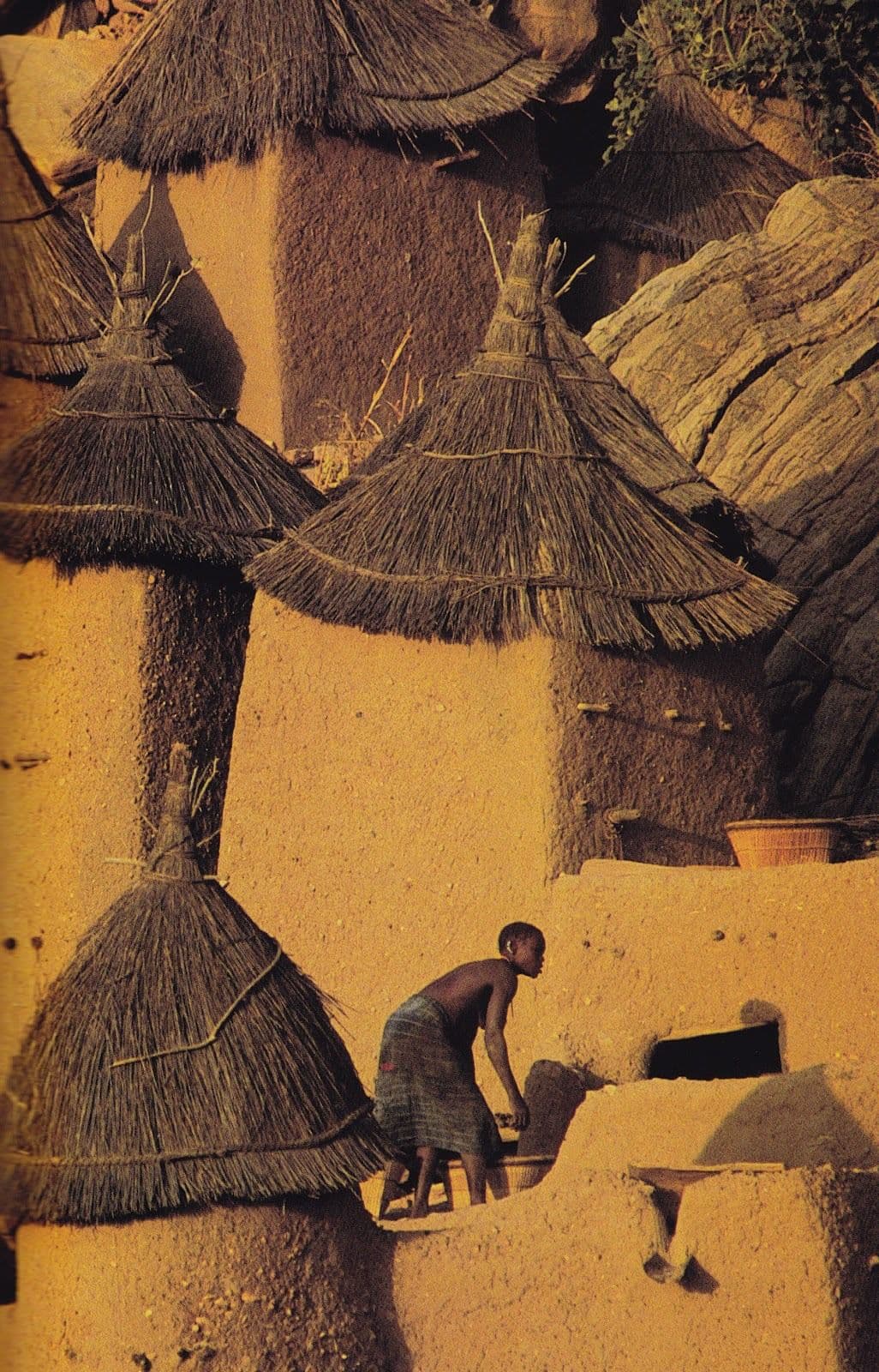 Scène de vie traditionnelle africaine, symbole de la mémoire transmise entre générations.